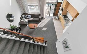Roomy High-Ceiling Loft Apartment - Free Parking!
